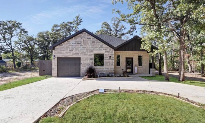 Enchanted Oaks Casa | New home in Cedar Creek Cove