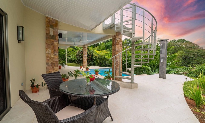 Ciudad Cortés Casa | Nueva casa ubicada entre la playa y las montañas con vistas de 360 ° y piscina infinita