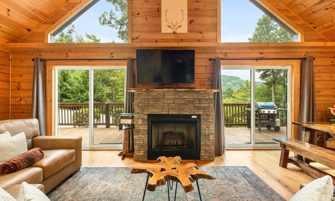 Lake Lure Cabina | New Hot Tub|Mountain Views|Pet Friendly