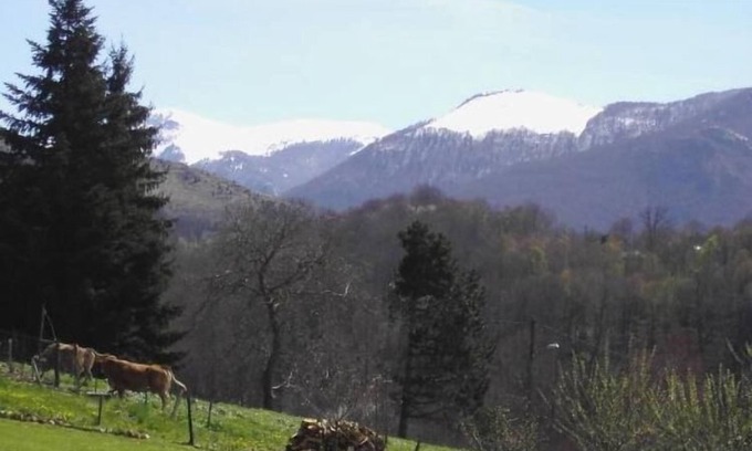Uzer Casa | Nueva casa toda comodidad en pueblo tranquilo con vistas a la montaña cercana.