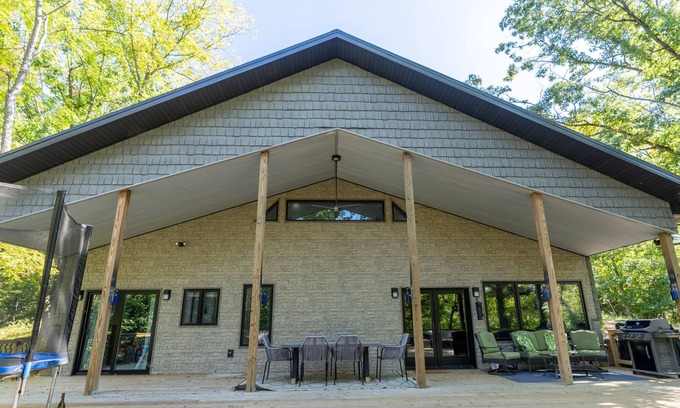Putnam Casa | NEW! House by the Lake with private swimming dock