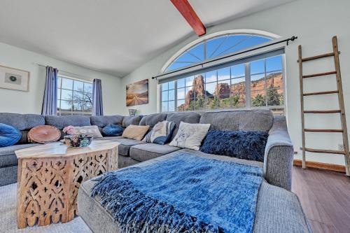 Oak Creek Casa | NEW! Huge Game Room, Hikeable, Red Rock View, Fireplace, Ping Pong, Yoga, Golf Course, Pickle Ball!