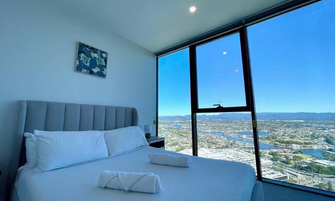 Broadbeach Apartamento | NEW impressive 180° river view 1 bed apt with pool 47F
