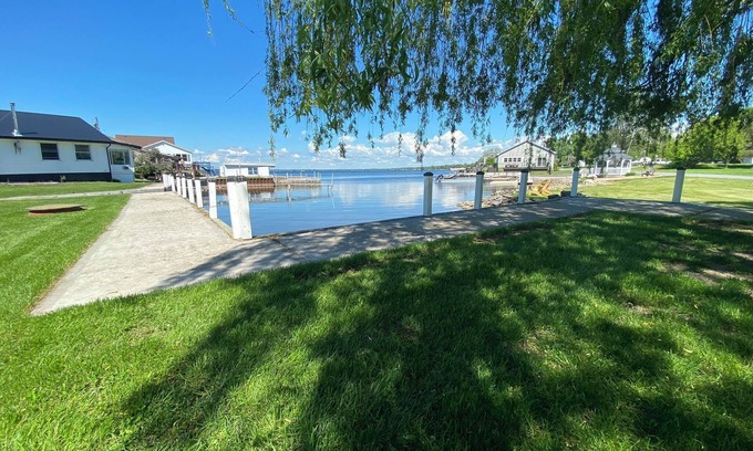 Dexter Casa | Lake Ontario Home w / 32ft Safe Harbor Dock Watertown / Sackets