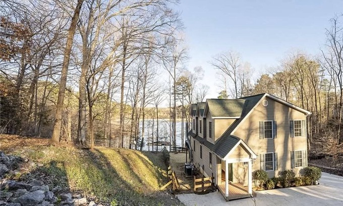 Central Casa | NEW!Lakefront retreat with huge dock, private cove. Perfect for Clemson Football