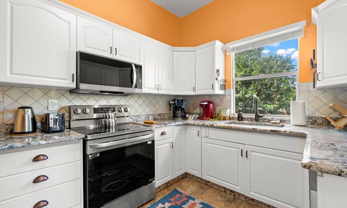 Dixieland Casa | NEW Lakeland Landing Cute Bungalow by Downtown