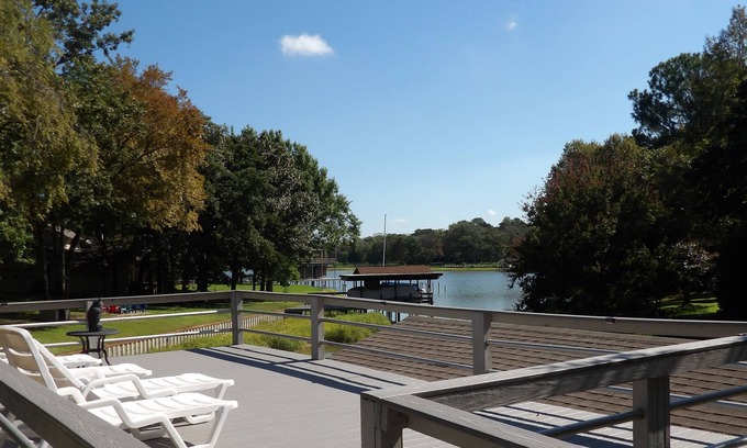 Carolyn Estates Casa | NEW! Lakeside retreat w/Dock on Cedar Creek Lake