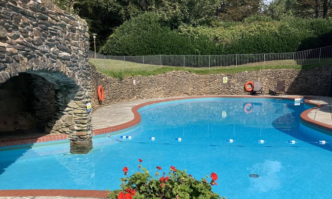 Ivybridge Cabaña | NEW Lakeview 2 bed cottage with pools.