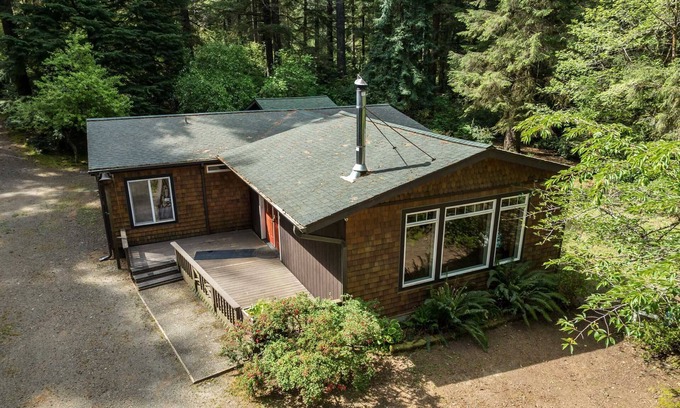 Florence Casa | New Listing! Adorable spacious home on a large private lot near the dunes and Old Town Florence.