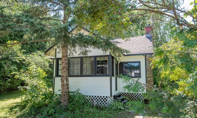 Fenelon Falls Cabaña | New Listing "Aries" 2 Bedroom Cottage by the beach