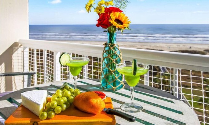 Galveston Condominio | NEW LISTING! "Beachfront Sunrise" BEACHFRONT CONDO, Fun Amenities!