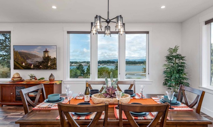 Florence Casa | New Listing! Beautiful upscale bay view home, gas grill, game room, pet friendly