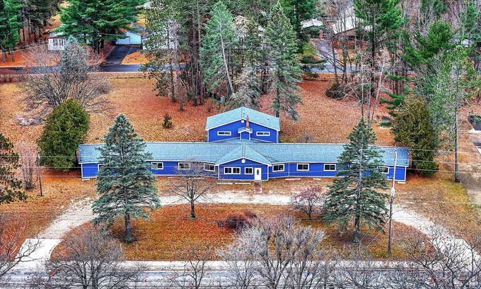 Houghton Lake Casa | New Listing! Charming House at The Blue Anchor Hotel. 4 Kings, sleeps 8.