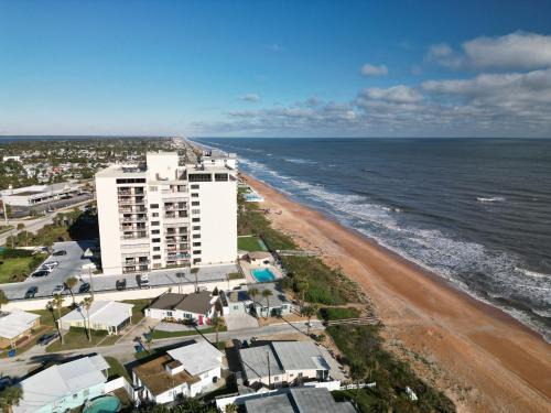 Ormond-by-the-Sea Casa | New Listing! Fully renovated with a sunset view, beachfront property with a heated pool