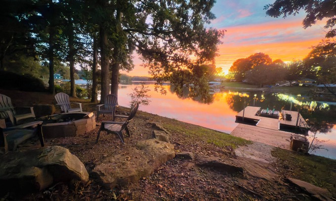 Lake Norman of Catawba Cabina | New Listing! Lakefront Cabin | Lake Norman | Sleeps 10 | Large Deck | Kayaks!