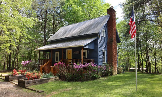 Tigerville Cabina | NEW Listing! Perfect Getaway secluded-historic cabin on 5 acres 30 mins to TIEC