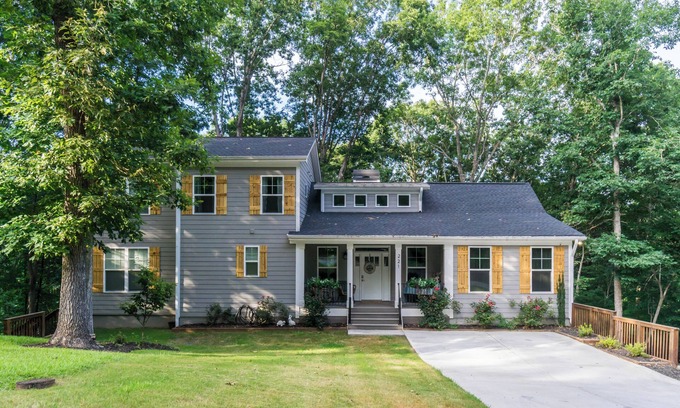 Dahlonega Casa | New Listing! Porchside Retreat - 9 minutes from Dahlonega - Dog Friendly