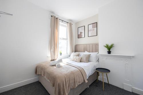 Liverpool Casa | New Listing Stunning Liverpool Abode Lounge Room Sleeps 9