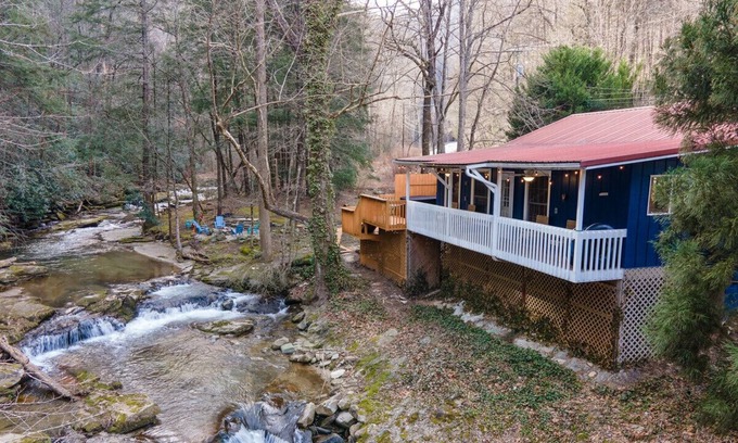 Bat Cave Cabaña | New Listing-Swimmable Riverfront Cottage-Hot tub-Mins to Chimney Rock