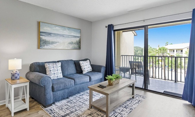 St. Augustine Beach Condominio | New Listing! Tastefully Updated Condo Just a Short Stroll To The Beach!