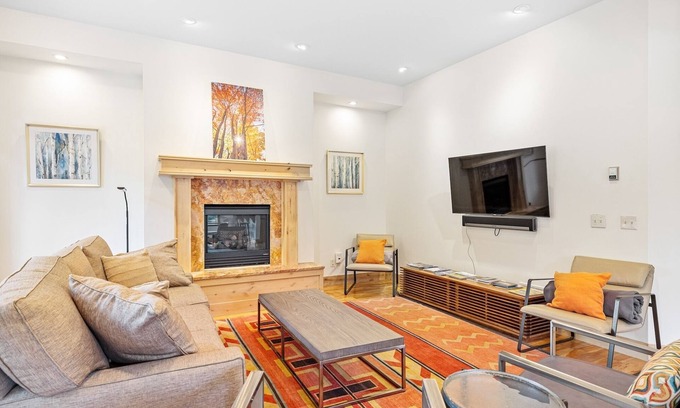 Big Sky Condominio | New Listing! Townhouse in the Town Center with Private Hot Tub! 5 Minutes to the Skyline Bus Stop!