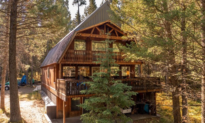 Island Park Cabina | *New Listing* | Waterfront!| 17 Miles to Yellowstone!