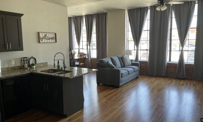 Webb City Apartamento | New! Loft in Downtown Webb City 🌆