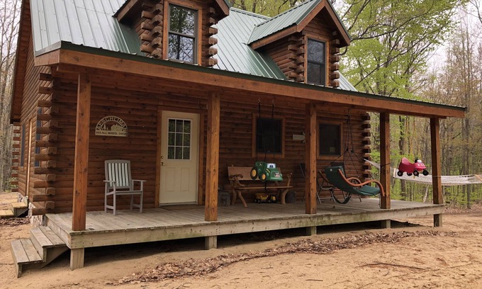 Mears Cabina | Nueva cabaña en 3 acres arbolados, ducha al aire libre, lago Michigan, aire acondicionado