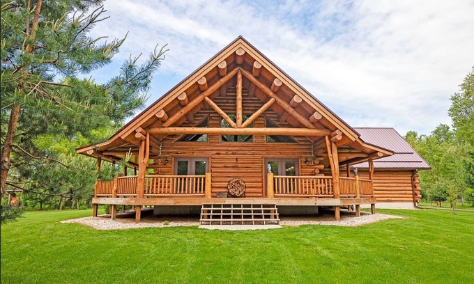 Pentwater Casa | *NEW* Log Cabin Retreat in Pentwater - Lazy Bear Lodge