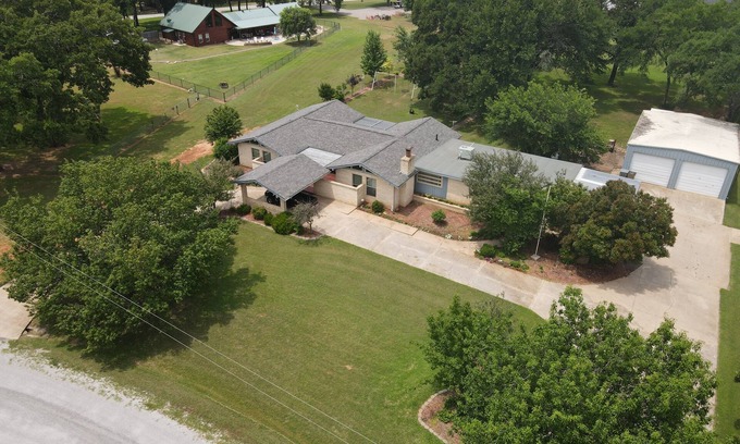 Kingston Casa | "NEW LOWER RATES" Spacious 4 Bd, 3 Ba ,Billard and Poker tables, Hot Tub & More!