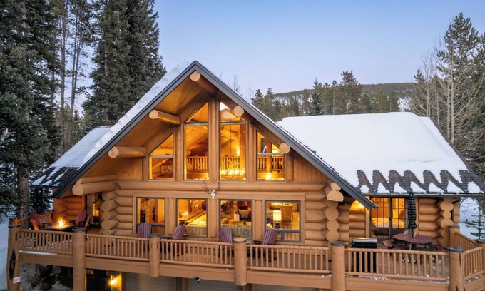 Blue River Chalet De Esquí | NEW Luminary Log Chalet - Seclusion & Skiing Nearby, Private Hot Tub