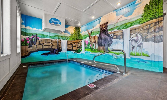 Sevierville Cabina | NEW LUX Escape | Mtn Views | Heated Pool | Theater