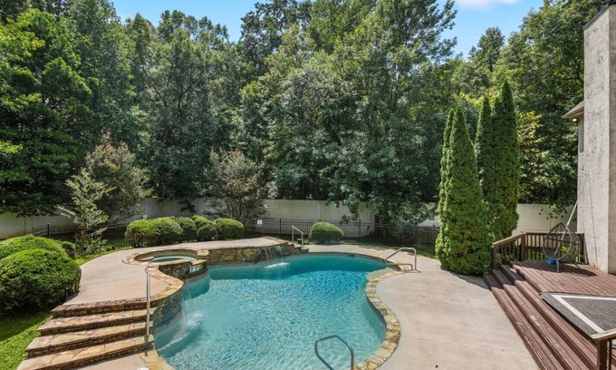 Inman Casa | New! Lux Mansion, 5 BR 4 BA, Heated Pool, Sleeps 12+