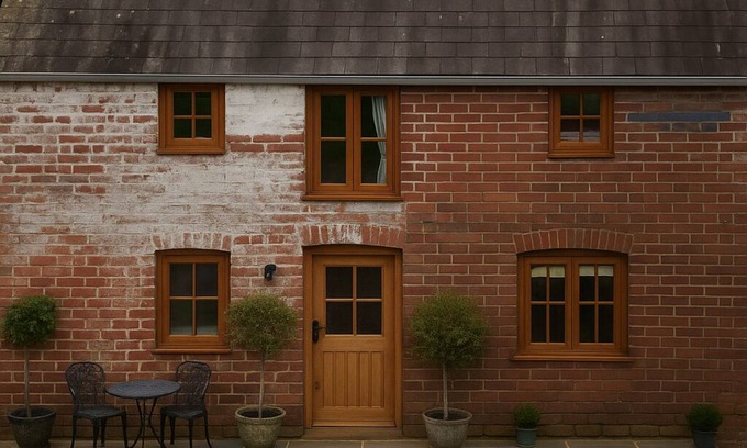 Llangadog Cabaña | NEW Luxurious country cottage with patio garden and outdoor bath