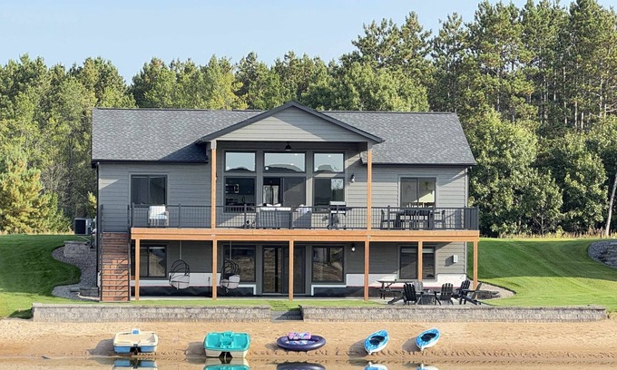 New Lisbon Casa | New! Luxurious Retreat on Sunset Lake - Sleeps 20