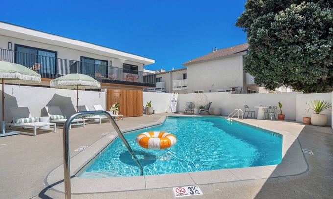 Oxnard Dunes Condominio | New! Luxury 1 Bedroom + 1 Bathroom Executive Units. 1 Block walk to the Ocean!