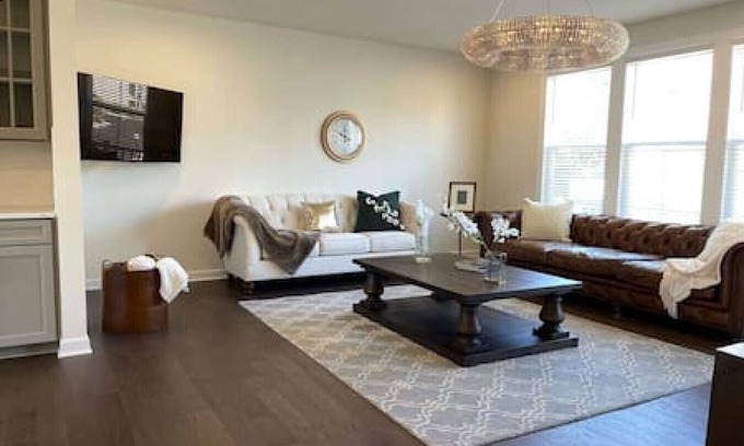 Chantilly Casa | New Luxury 3 BEDR, Entertainment Kitchen, Work from Home, Sought After