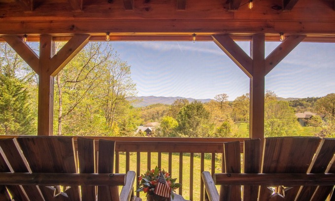 Sylva Cabina | "Sylvan Lea" Cabin with Year-Round Mountain Views, Wi-Fi, Fireplace, Swing, Fire Pit, and Much More!
