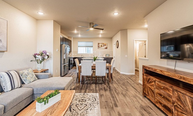 Eiber Casa | New LUXURY condo on lightrail line to downtown