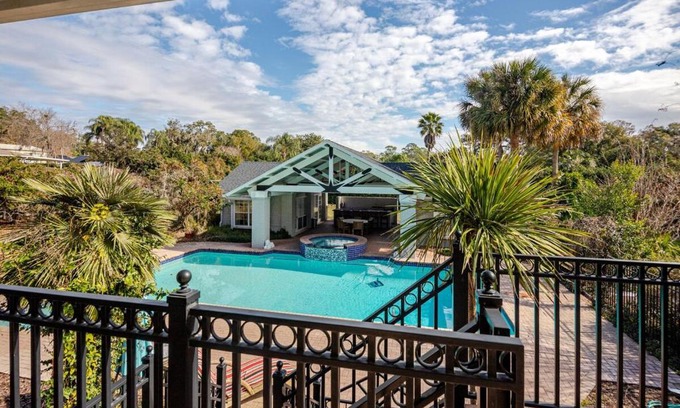 Historic District Casa | NEW Luxury Country Club Hot tub Gym Pool House Outdoor Kitchen EVENTS