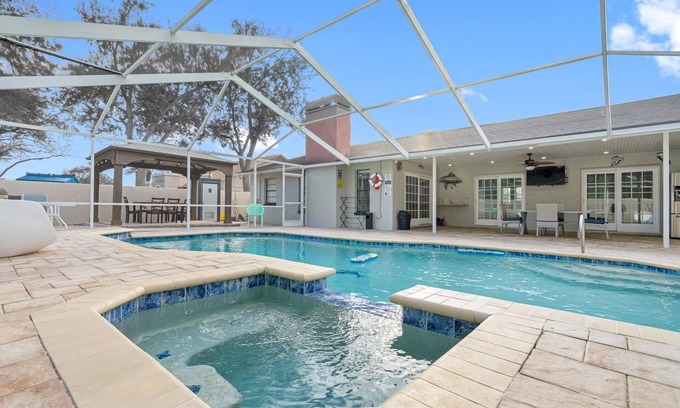 Greater Northdale Casa | 14 minutes from the airport,WiFi,13min Busch garden,BbQ,WiFi-LUxury HoMe