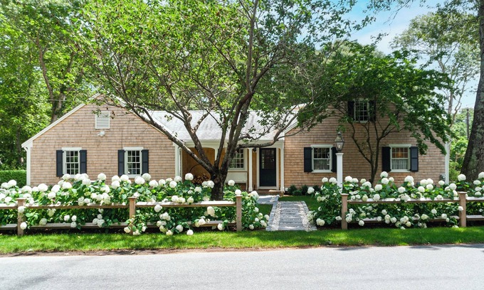 Osterville Casa | New Luxury Renovation in Prime Osterville Village: Five Bedrooms, Sleeps 10