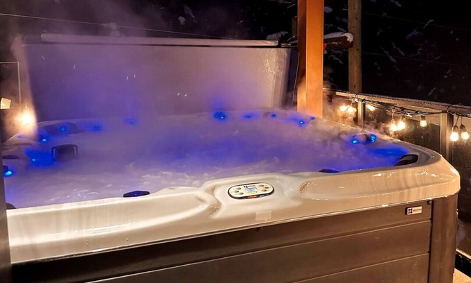 East Kootenay Casa | New Luxury, Ski in/out, Private Hot Tub, Sleeps 12