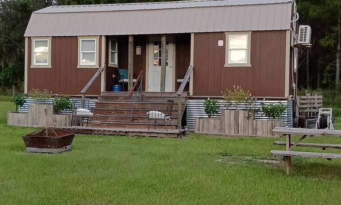 Howey-in-the-Hills Casa | New luxury Tiny House(s) on 6 acres with horses. Sunsets,fire pit, & Hot tub.