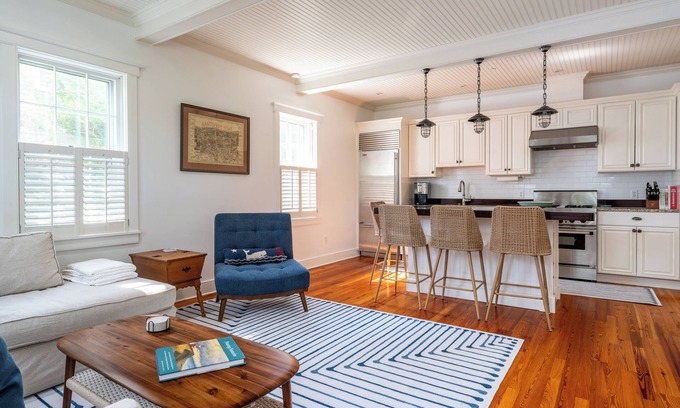 Nantucket Town Condominio | New Luxury Two-Bedroom Nantucket-chic Town Condo - Minutes Walk Beach