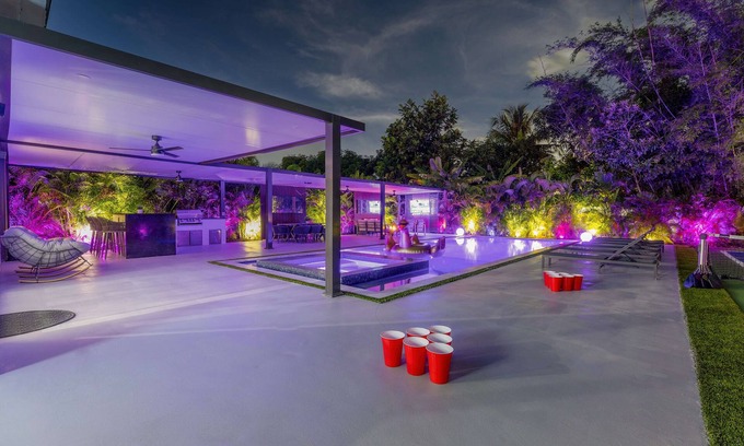 Golden Glades Casa | Luxury Villa Solara w Heated Pool Hot Tub BBQ