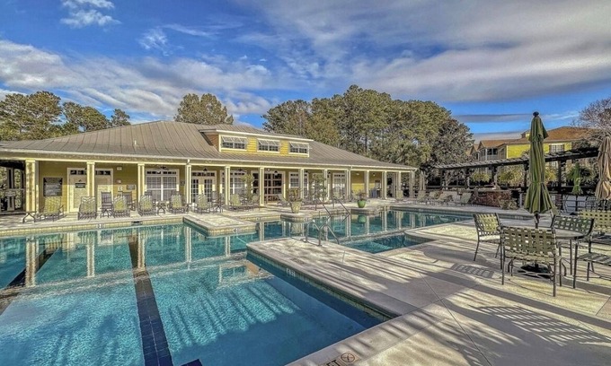 Mount Pleasant Complejo | New! Mermaid Haven, spacious beach zen vibe, screened porch, bar, pool & beach!