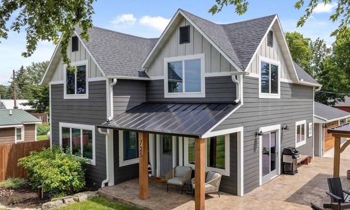 Buffalo City Casa | NEW Mississippi Riverfront Sunset House - family, friends & river come together