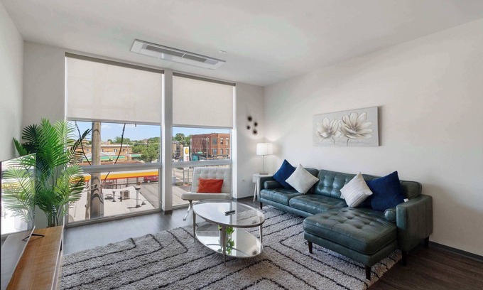 Palmer Square Apartamento | New & Modern 1BR: Lux City Escape