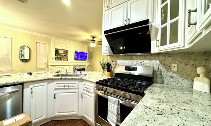 Sacramento Casa | NEW - Modern 3BR & Backyard Fun